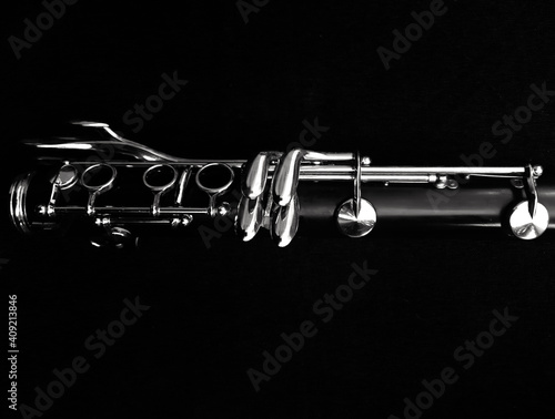 Photography un clarinetto nella penombra con i suoi tasti illuminati