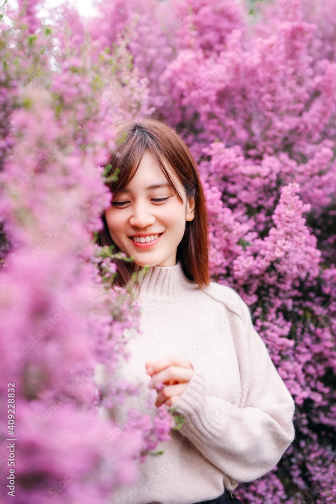 花と笑顔の20代女性