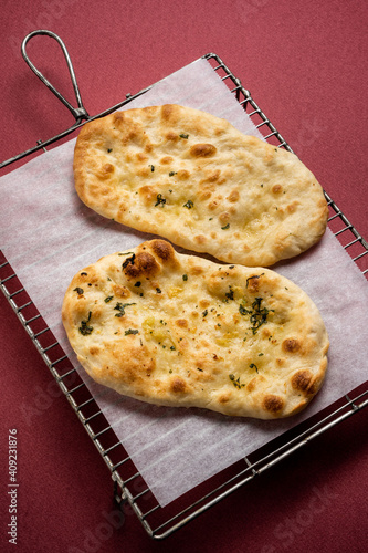 Naan-Brot (indisches Fladenbrot) photo