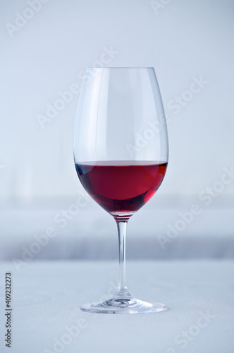 Ein Glas Rotwein auf einem wei   gedeckten  Tisch