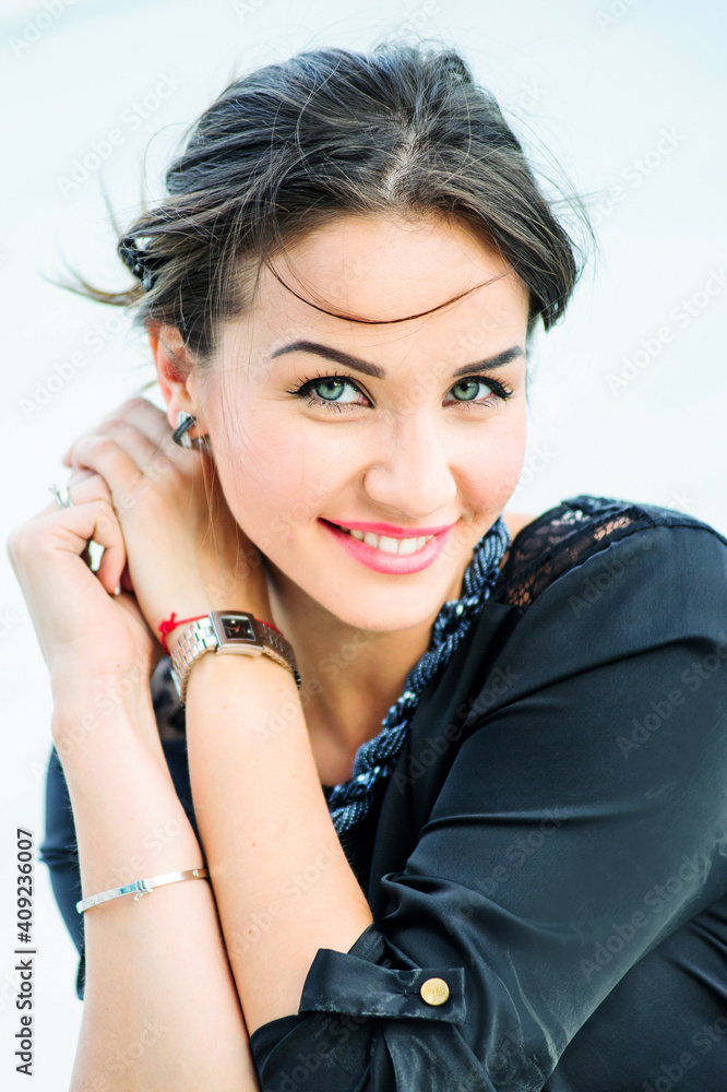 Obraz premium Urban outdoor portrait of yang beautiful woman.