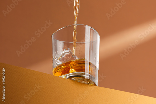 Obraz na płótnie whiskey is poured into a glass w salonie