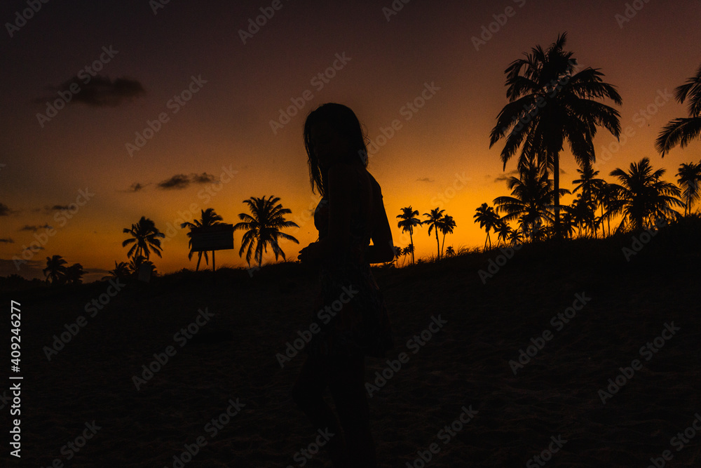 O lindo Pôr do Sol na Praia do Francês e silhueta de mulher