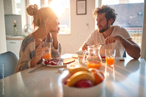 Foto A young couple in love having romantic moments while having a breakfast at home