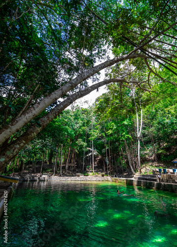 As águas cristalinas do lago azul