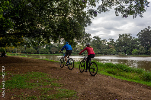 Casal pedalando no lindo parque do ibirapuera 