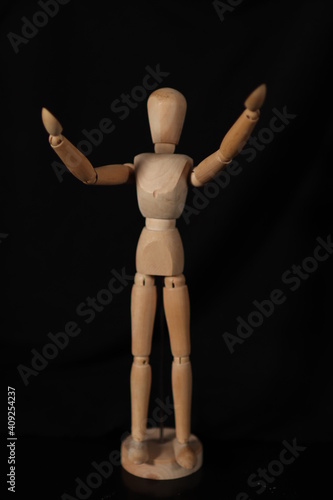 Muñeco de madera con pose soberbia