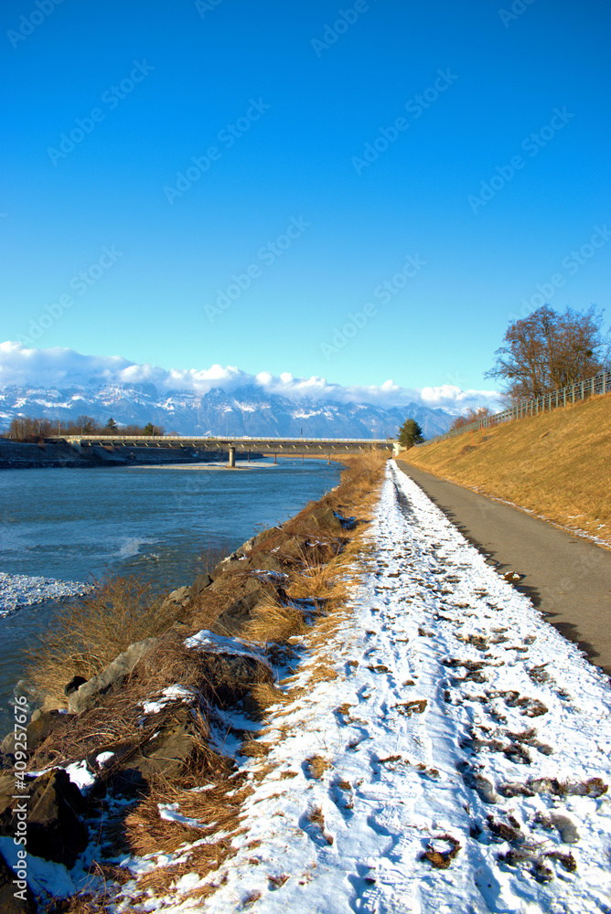 Alte Holzbrücke über denRhein in Vaduz in Liechtenstein 7.1.2021