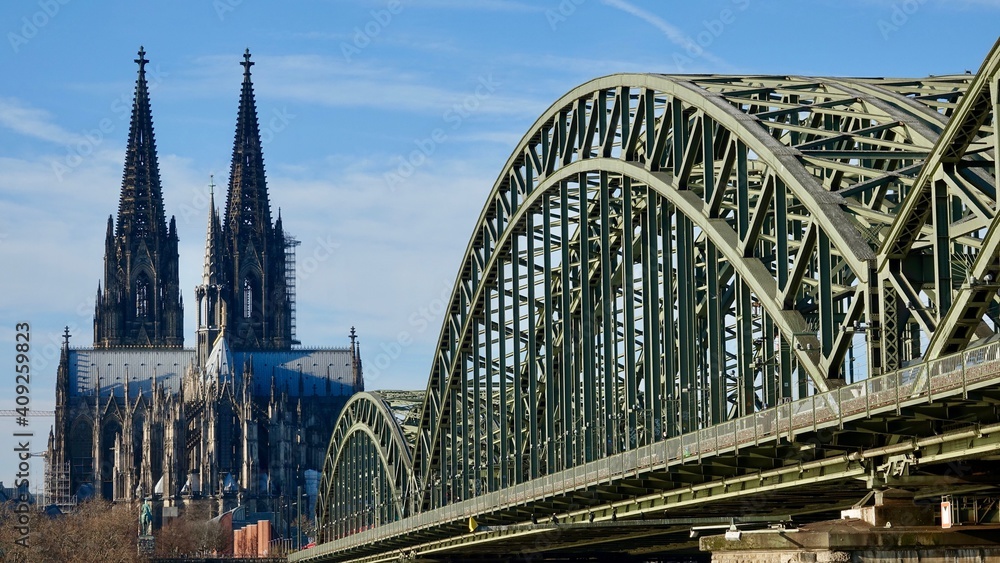 Fototapeta premium Köln mit Kölner Dom und Hohenzollernbrücke, Stadtpanorama