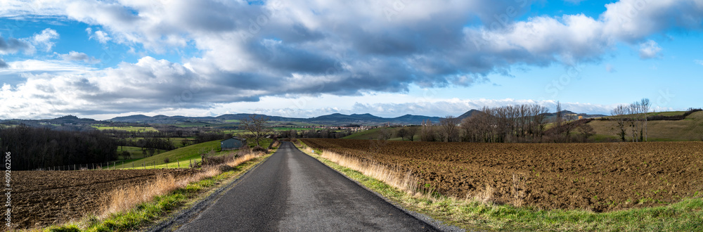 Fototapeta premium route secondaire à travers la campagne auvergnate