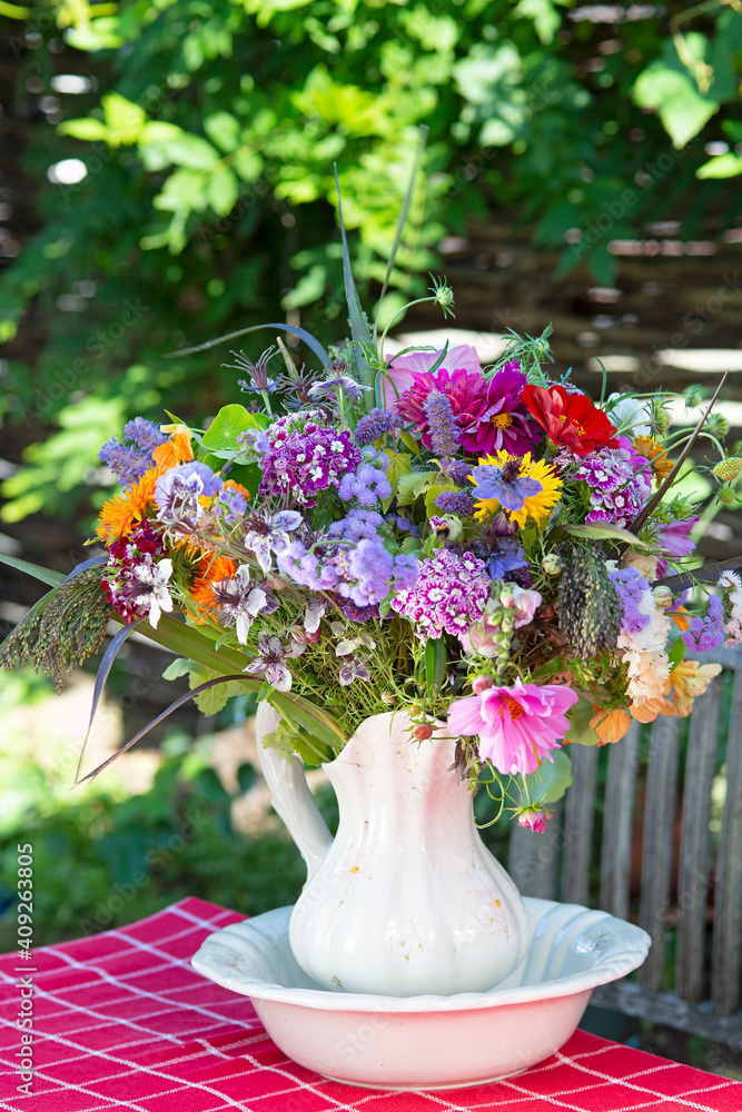 Fototapeta premium summerbouquet in vase in garden setting