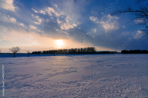 北海道夕暮れの雪原 © mastercylinder