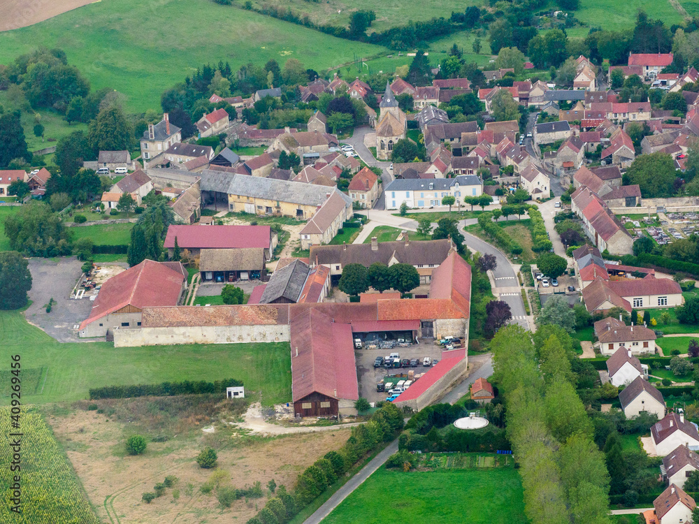 vue aérienne du village d'Omerville dans le Val d'Oise en France