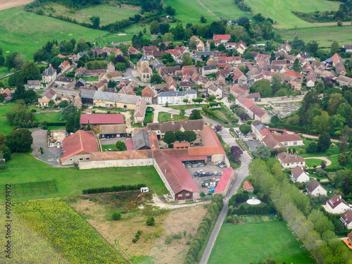 vue aérienne du village d'Omerville dans le Val d'Oise en France photo