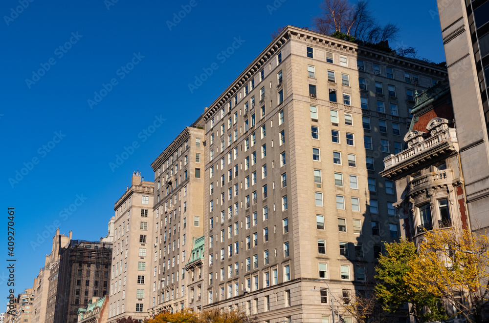 Naklejka premium Row of Beautiful Brick Residential Buildings and Skyscrapers on the Upper East Side of New York City