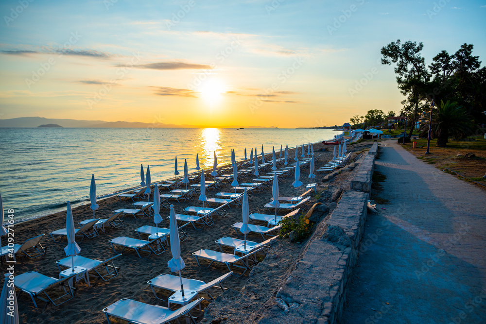 Obraz premium Beautiful landscape at the sunset near the sea