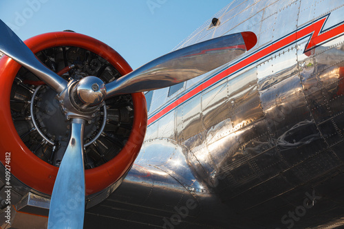 Foto Close up view of a vintage propeller passenger and cargo airplane