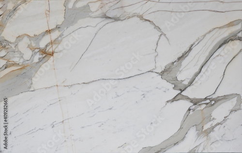 Calacatta Borghini è un marmo italiano, estratto nelle cave di Carrara, molto pregiato e elegante di colore bianco e venature
