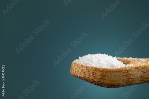 Salz auf einem Holzlöffel