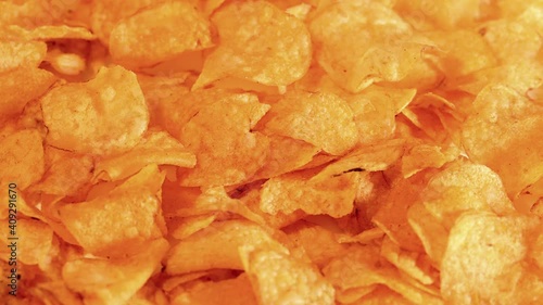 knusprige Paprika Kartoffel Chips dreht auf einem Drehteller photo