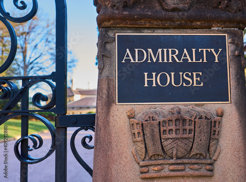 Obraz na plátně Sydney, NSW, Australia - 05 08 2020: Admiralty House, entrance gate in daylight and stone post with carving and plaque