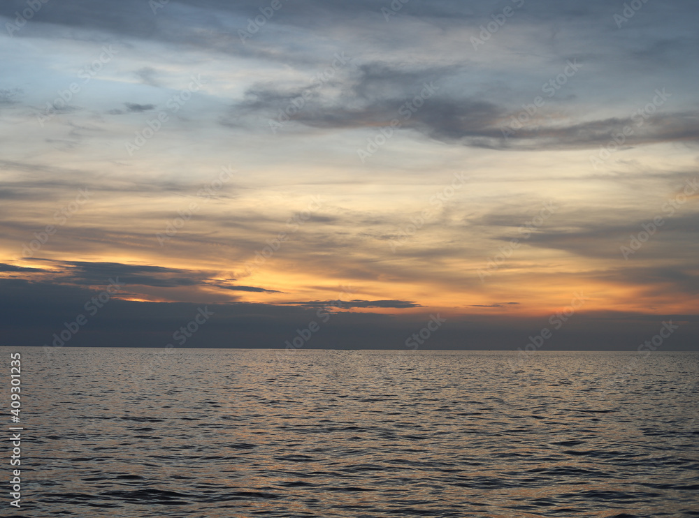 Fototapeta premium sunset over the ocean