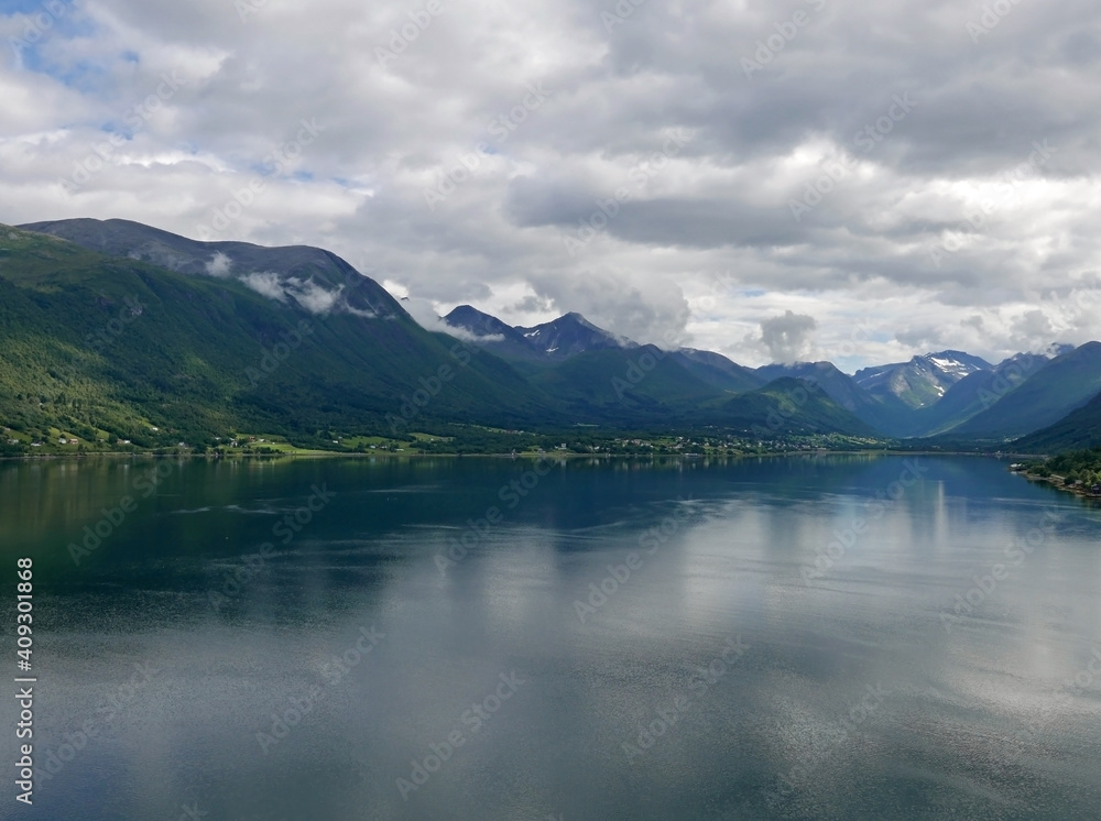 l'imponente e rigogliosa natura ai fiordi in Norvegia