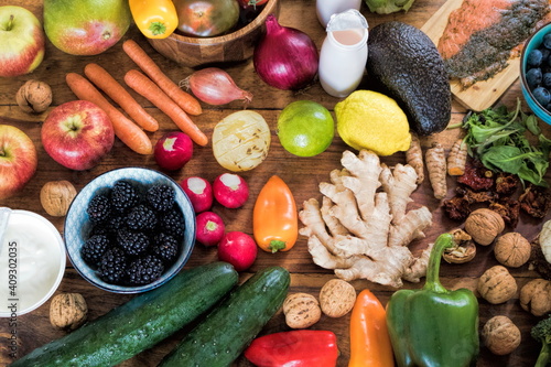 Obraz na płótnie frisches obst und gemüse für ein gesundes immunsystem. w salonie