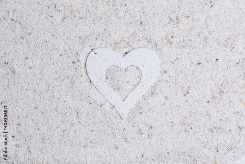 Marine photophone made of white sand and heart. Travel and love theme. Horizontal photo with place for text, banner. Marine photophone made of white sand and heart. Travel and love theme. Horizontal photo with place for text, banner.