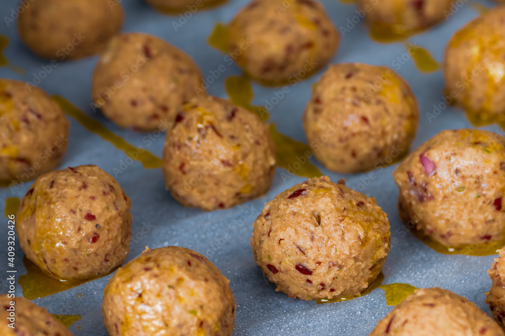 Falafel roh in Reihe auf einem Backpapier mit Öl Falafel roh in Reihe auf einem Backpapier mit Öl
