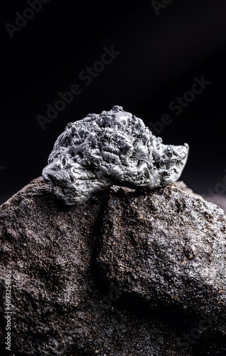 platinum nugget, noble metal, found free in nature in the form of nuggets, used in the production of catalysts