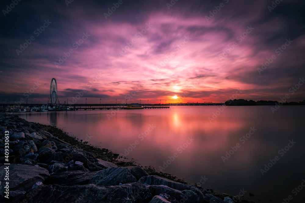 Obraz premium Setting Sun over the Potomac