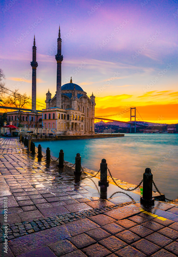 Fototapeta premium ISTANBUL, TURKEY. Beautiful Istanbul sunrise landscape with colored clouds. Istanbul Bosphorus Bridge (15 July Martyrs Bridge. Turkish: 15 Temmuz Sehitler Koprusu).