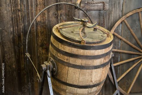 Fotografia old antique butter churn