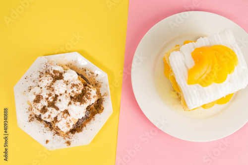 Dos Biscochos deliciosos sobre fondos multicolores  biscocho de chocolate y de melocoton.