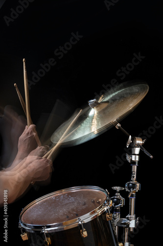 Fotografiet Stroboscopic drummer hitting cymbals with drum sticks
