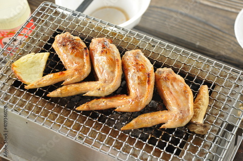 炭火で焼く手羽先