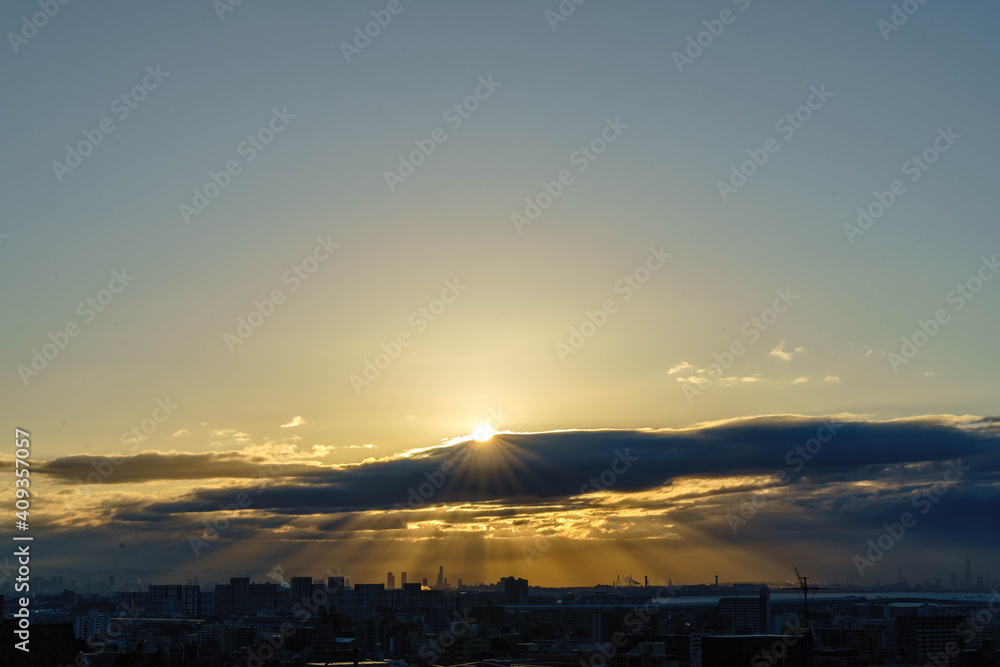 太陽が昇るが厚い雲に覆われていたが、雲の間から顔を出し、天使の梯子が大阪湾に。 太陽が昇るが厚い雲に覆われていたが、雲の間から顔を出し、天使の梯子が大阪湾に。