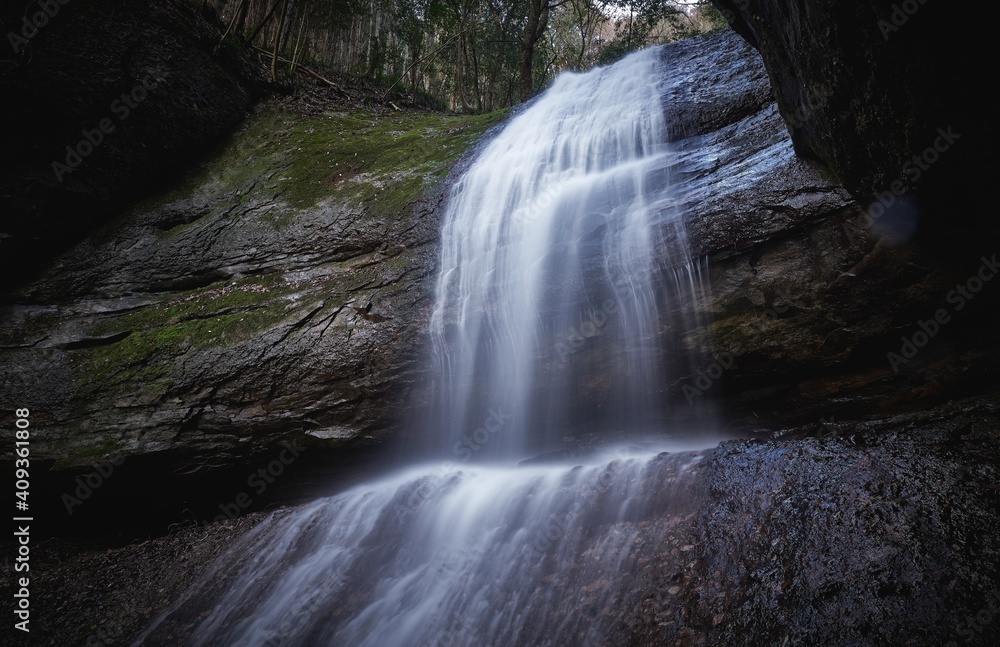 Obraz premium 清流の流れる渓谷。愛媛県東温市の滑川渓谷の滝。