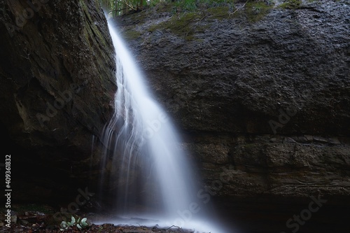 清流の流れる渓谷。愛媛県東温市の滑川渓谷の滝。