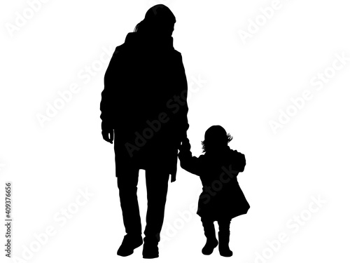 手をつないで歩く親子のシルエット