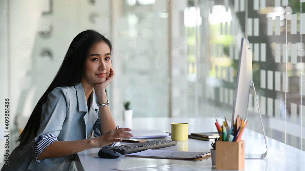 Fototapeta premium Businesswoman sitting at her office desk and thinking about project progress.