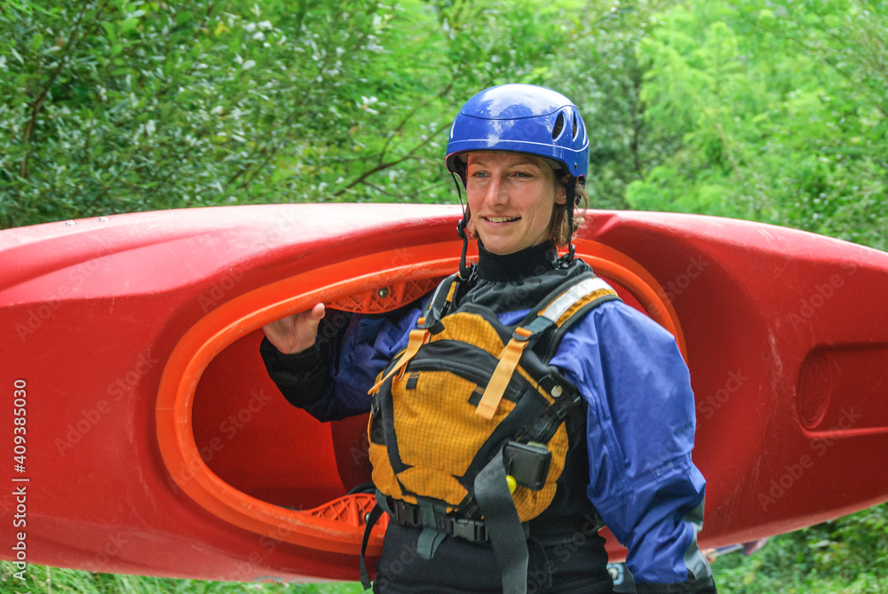 Kajaksportlerin trägt ihr Boot Kajaksportlerin trägt ihr Boot