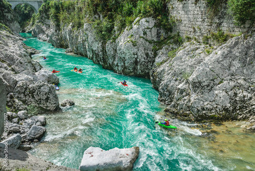 Quadro su tela Eine Gruppe Kajakfahrer passiert die Kobarid-Schlucht auf der Soca in Slowenien