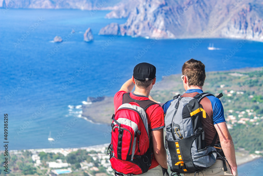 Zwei Wanderer genießen die Aussicht auf die Insel Lipari