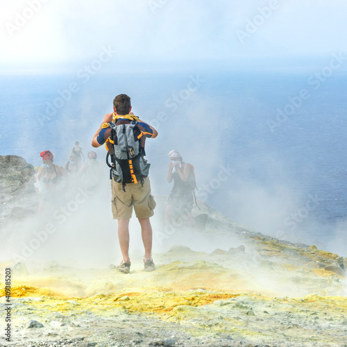 Erlebnis-Urlaub auf den äolischen Inseln - Wandergruppe am Vulcano-Krater