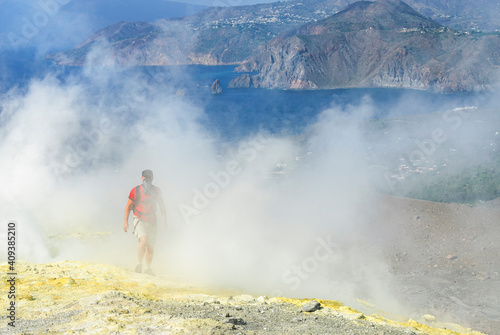 Erlebnis-Urlaub auf den äolischen Inseln - Wanderung am Vulcano-Krater photo