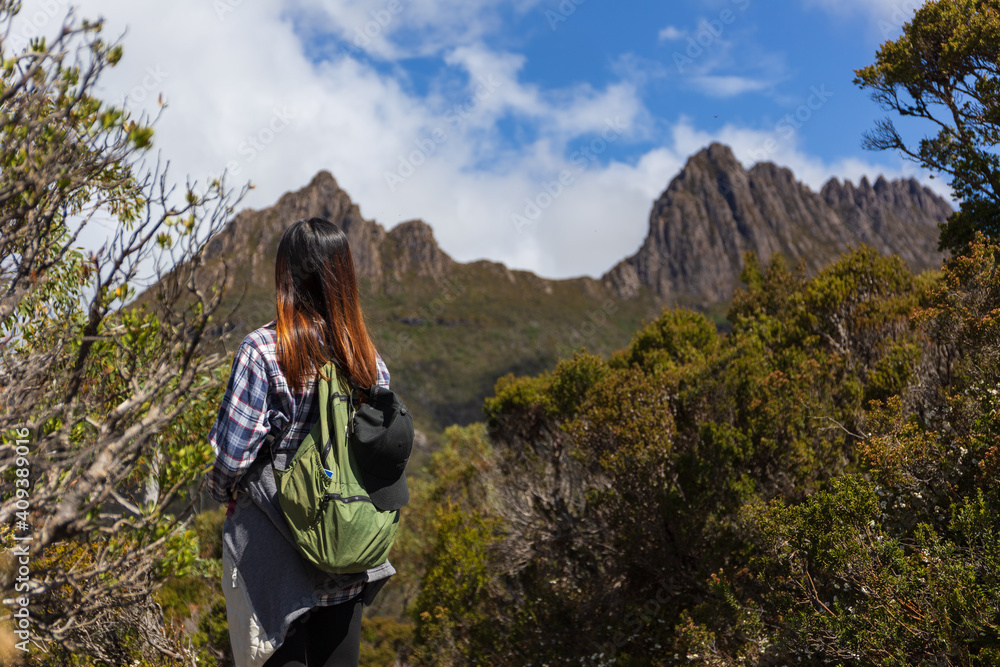 Fototapeta premium A lady traveler with Cradle Mountain in the background.
