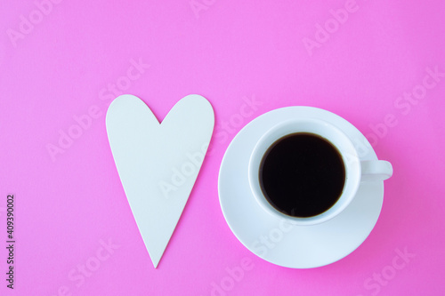 ハートと白いカップのコーヒーとピンクの背景