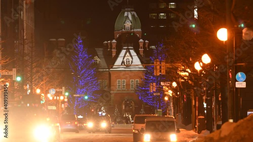 冬の夜の北海道庁赤レンガ庁舎と冬道を走る車  北海道札幌市